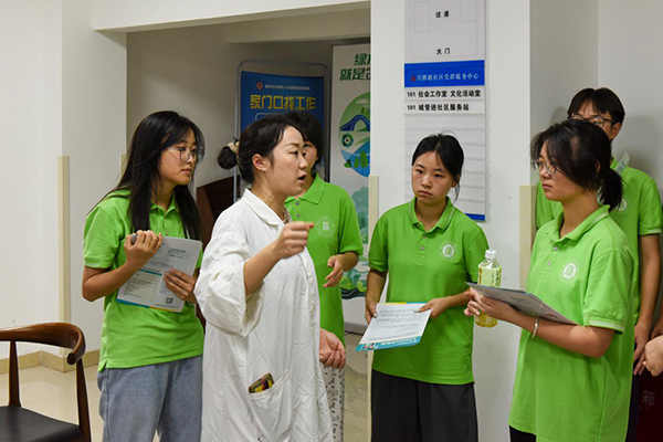 社區(qū)醫(yī)生向團(tuán)隊介紹社區(qū)醫(yī)院情況。重慶電力高等?？茖W(xué)校供圖