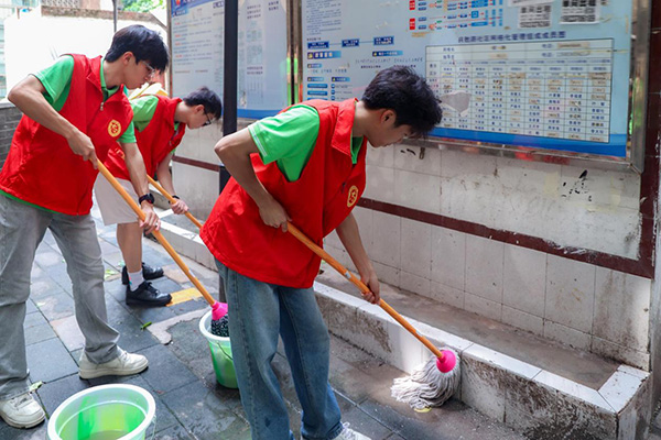 清掃小區(qū)環(huán)境。重慶電力高等專科學(xué)校供圖