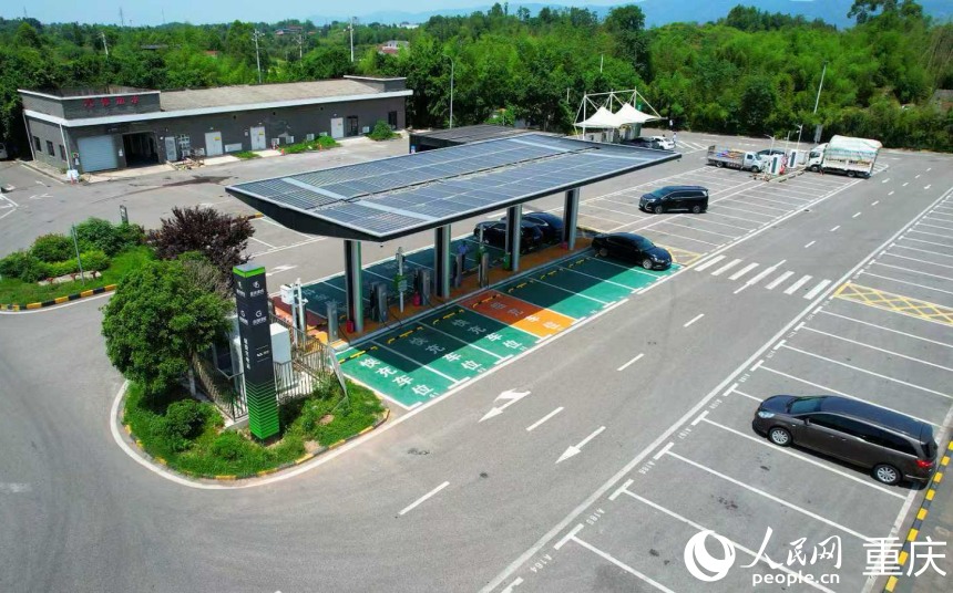 改造升級后的渝蓉高速圍龍服務區(qū)充電站（出城方向）。人民網記者 劉祎攝