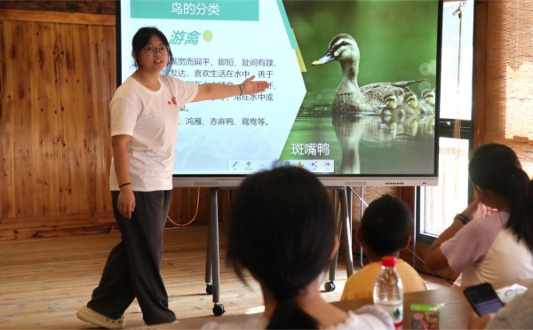 服務團成員講解鳥類知識。重慶師范大學供圖