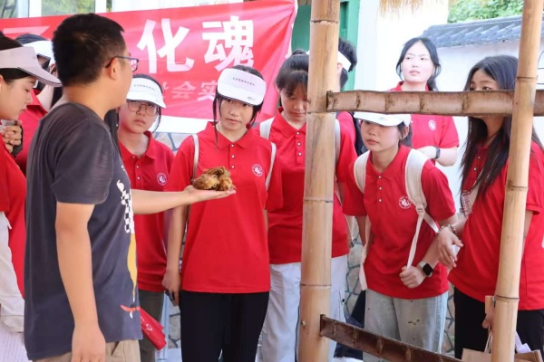 “史韻”團隊參觀老鹽菜基地。鄭皓璇攝