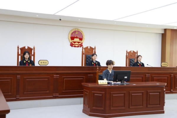 宣講團上演反校園霸凌模擬法庭舞臺劇。重慶理工大學供圖