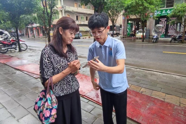 宣講團成員在大觀鎮(zhèn)街道開展法治素養(yǎng)問卷調(diào)研。重慶理工大學供圖