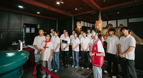 小講解員為宣講團(tuán)及游客講解楊闇公的革命事跡。重慶電力高等?？茖W(xué)校供圖