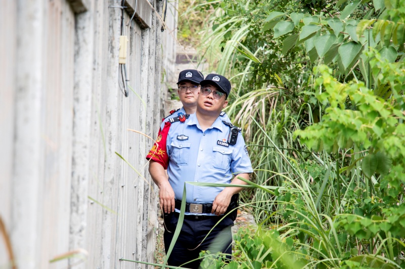 7月22日，在鄭渝高鐵巫山段，向偉與同事對轄區(qū)鐵路柵欄封閉情況進(jìn)行檢查。胡勇攝