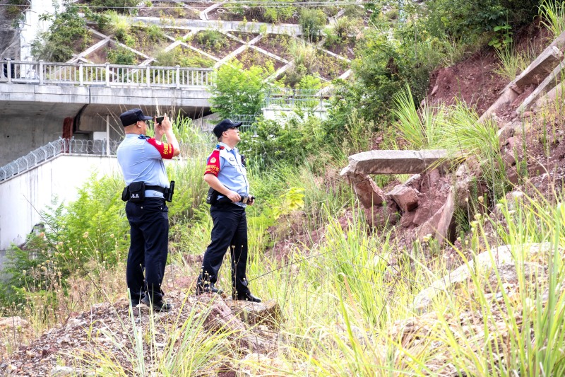 7月22日，在鄭渝高鐵巫山段，向偉與同事對轄區(qū)重點(diǎn)防汛部位進(jìn)行巡查。胡勇攝
