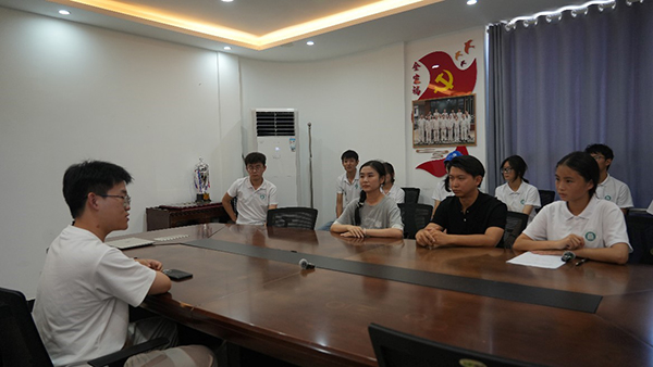 踐行團成員與電力人韓磊面對面交流。重慶電力高等專科學校供圖