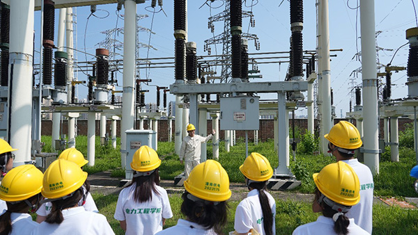 踐行團參觀變電站。重慶電力高等專科學校供圖