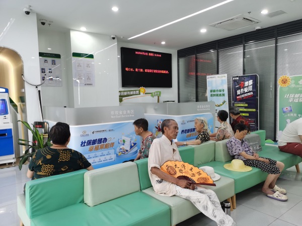 網(wǎng)點(diǎn)開放納涼區(qū)域。郵儲(chǔ)銀行重慶分行供圖