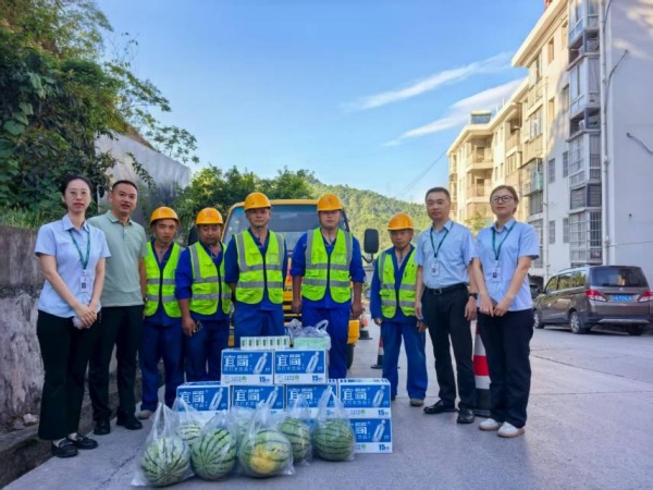 為高空作業(yè)人員送去清涼禮包。郵儲(chǔ)銀行重慶分行供圖