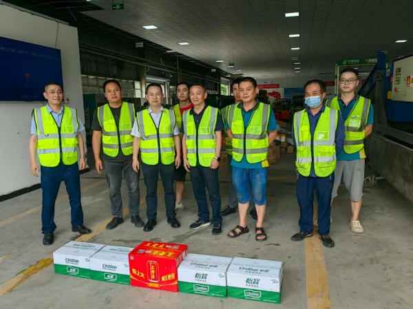 走進(jìn)中國(guó)郵政速遞物流有限公司送清涼。郵儲(chǔ)銀行重慶分行供圖