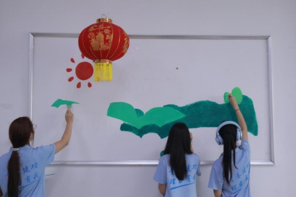 成員們精心繪制社區(qū)文化墻。陳依婷攝