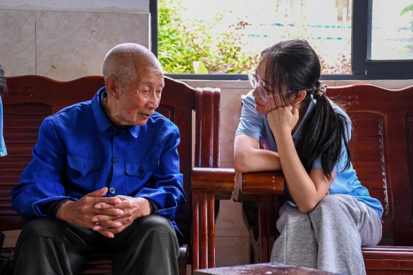 志愿者與老人深入交流。重慶理工大學(xué)供圖