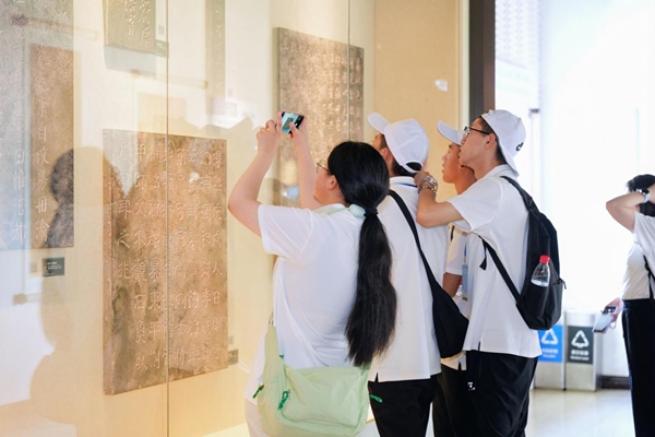 學(xué)生們參觀重慶白鶴梁水下博物館?；顒?dòng)主辦方供圖