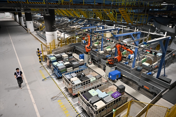 T3航站樓行李分揀出港區(qū)，機械手自動裝卸系統(tǒng)正在分揀行李。鄒樂攝