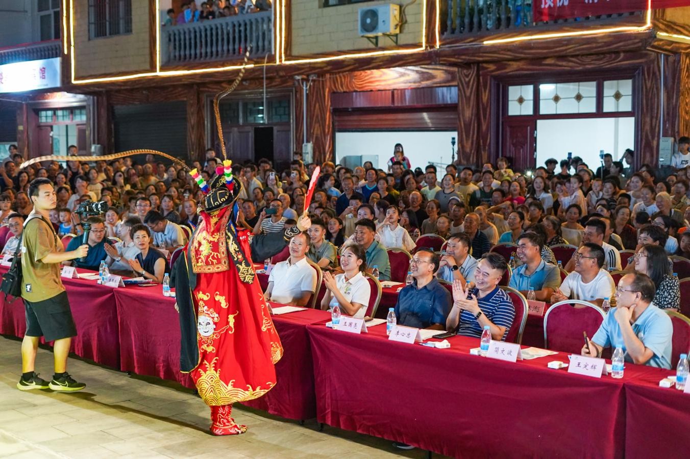 開幕式現(xiàn)場，四川省川劇院演員張峻通正在表演川劇變臉。高觀鎮(zhèn)供圖