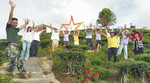 實(shí)踐團(tuán)師生們跳起了哈尼樂(lè)作舞。賈茜攝