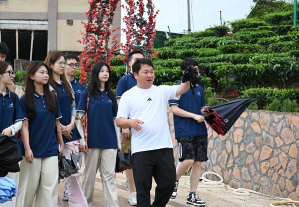 服務(wù)團深入基層走訪調(diào)研。重慶大學(xué)供圖