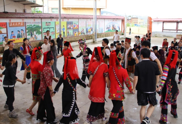 服務(wù)團與當(dāng)?shù)卮迕窆参?。重慶大學(xué)供圖