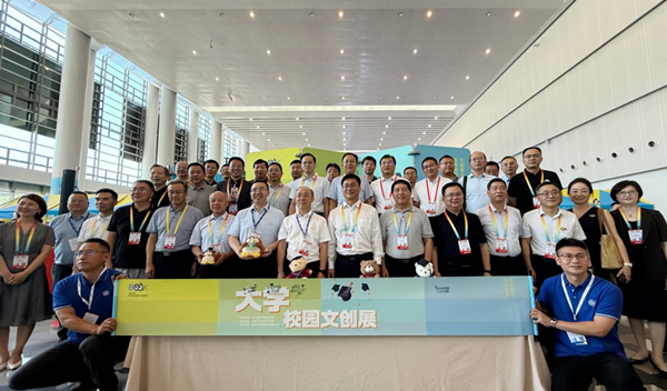 首屆大學校園文創(chuàng)展現(xiàn)場。重慶大學出版社供圖