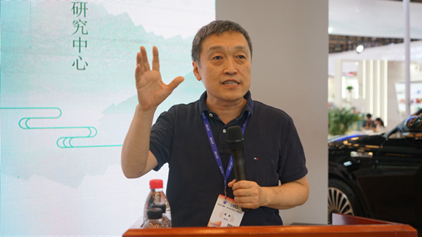 吳巖攜新書《科幻文學研究手冊》與讀者見面。重慶大學出版社供圖