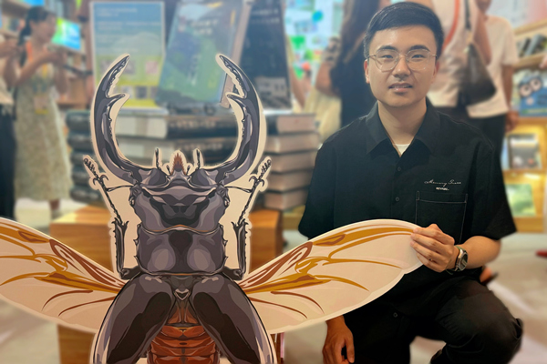 《中國(guó)鍬甲大圖鑒》作者詹志鴻在書博會(huì)重慶大學(xué)出版社展位與讀者交流。重慶大學(xué)出版社供圖