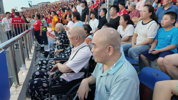 老人們正在看比賽。光大百齡幫供圖