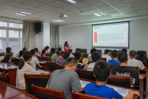 志愿者講述黨史故事。重慶理工大學(xué)供圖