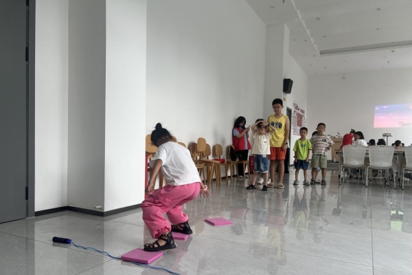 小朋友完成“小板搭橋”游戲。重慶理工大學(xué)供圖