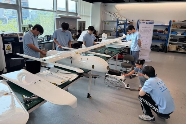 團(tuán)隊成員觀察青歐30B無人機(jī)。重慶理工大學(xué)供圖