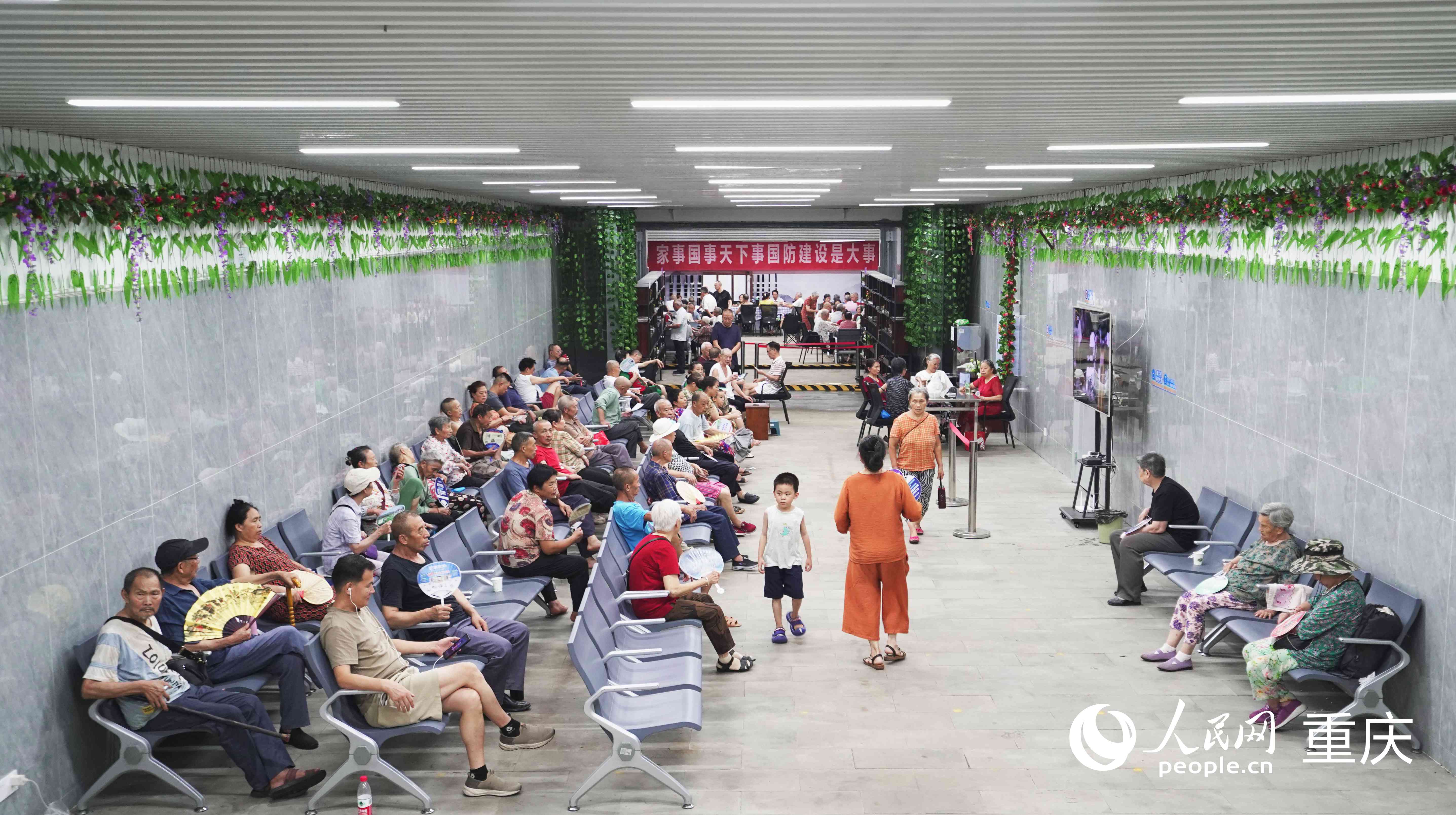 重慶渝北區(qū)大龍山納涼點(diǎn)聚集不少前來消暑納涼的市民。 人民網(wǎng)記者 劉祎攝