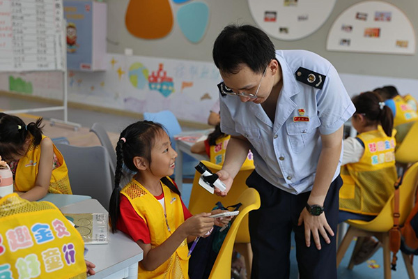 重慶市稅務(wù)局保稅區(qū)稅務(wù)分局工作人員走進兩江新區(qū)金安渝好空間假期公益托管營開展普法活動，引導(dǎo)孩子們學習稅法知識。陳姝羽攝