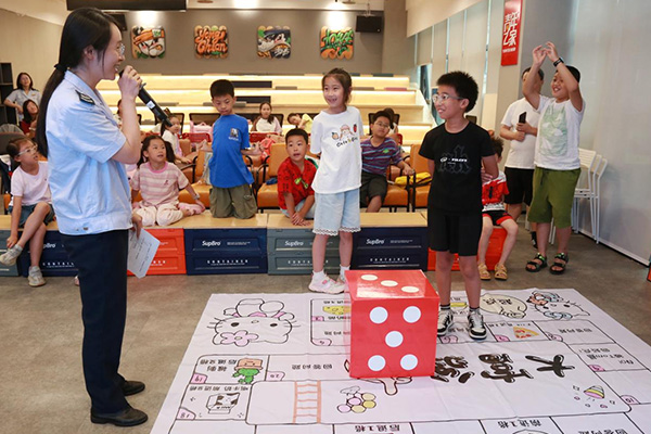 永川區(qū)稅務(wù)人員走進假期公益托管營，通過“稅收大富翁”情景闖關(guān)游戲，加深孩子們對稅收知識的理解。馬艷波攝