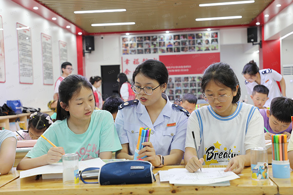 彭水縣稅務(wù)人員走進五湖社區(qū)居民委員會假期公益托管營，開展“苗家娃娃來畫‘稅’”普法課，講解稅法知識，引導(dǎo)孩子們畫出自己眼中的“稅世界”。 謝紹春攝