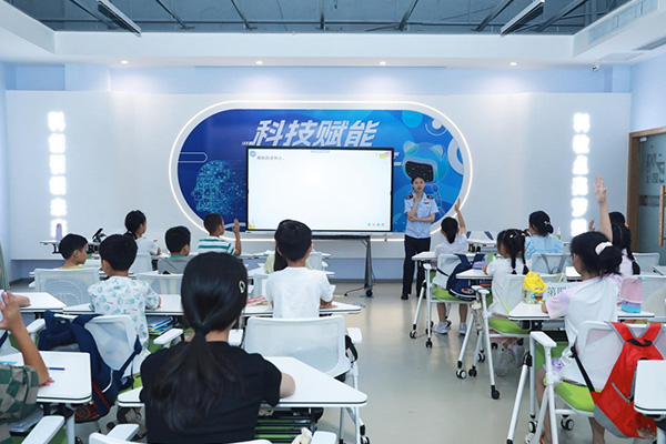 重慶市江津區(qū)稅務(wù)人員走進江津區(qū)青少年宮假期公益托管營，通過漫畫、視頻等形式，為小朋友們介紹稅收的基本概念。王露洪攝