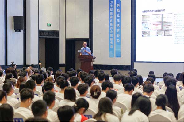 馬上消費董事長趙國慶講述創(chuàng)業(yè)歷程。馬上消費供圖