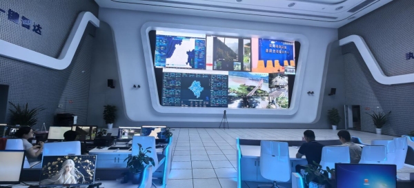 縣治理中心工作人員利用數(shù)字化信息平臺(tái)開展森林防火巡查。云陽縣委改革辦供圖