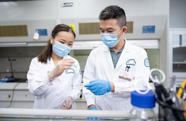 段維霞（左）和李濤（右）進(jìn)行汞離子檢測實驗。重慶市六院供圖