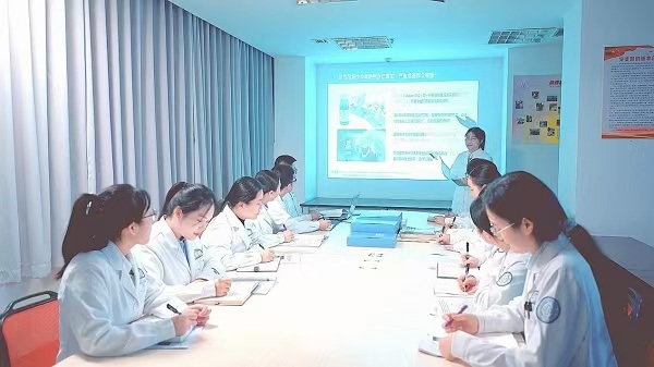 實驗醫(yī)學(xué)中心科研人員們正在集體學(xué)習(xí)前沿動態(tài)。重慶市六院供圖