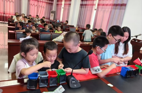 孩子們?cè)谟螒蛑袑W(xué)習(xí)垃圾分類知識(shí)。重慶理工大學(xué)供圖