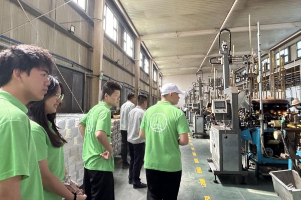 實(shí)踐團(tuán)參觀全自動(dòng)玻璃瓶成型車間。重慶理工大學(xué)供圖