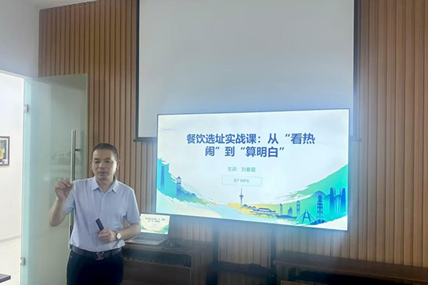 實(shí)訓(xùn)導(dǎo)師授課。渝北區(qū)人力社保局供圖