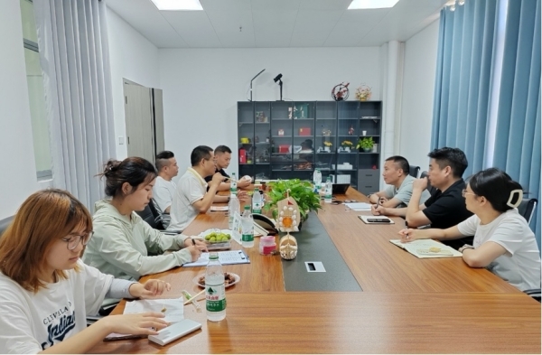 西南大學(xué)專家團(tuán)為巫山脆李發(fā)展支招。劉小娟攝