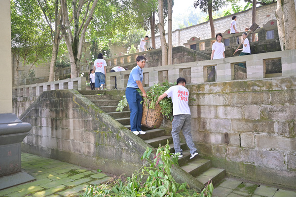 隊(duì)員們清掃烈士陵園。重慶師范大學(xué)供圖