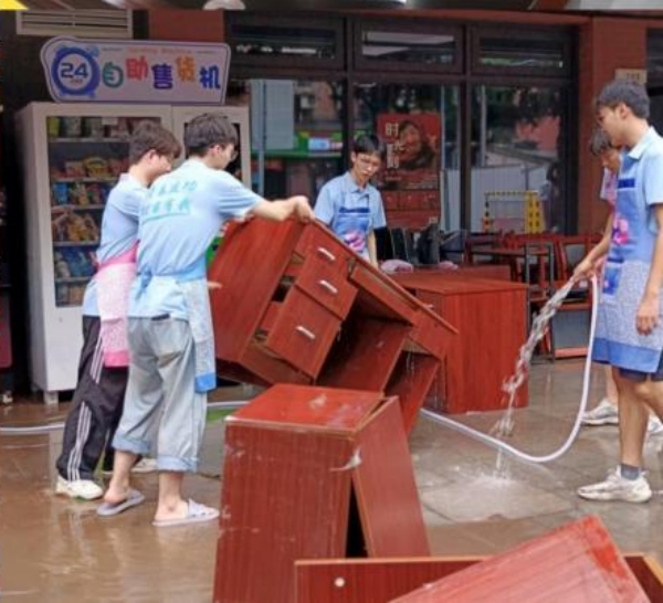 實(shí)踐團(tuán)投入清淤工作。重慶理工大學(xué)供圖
