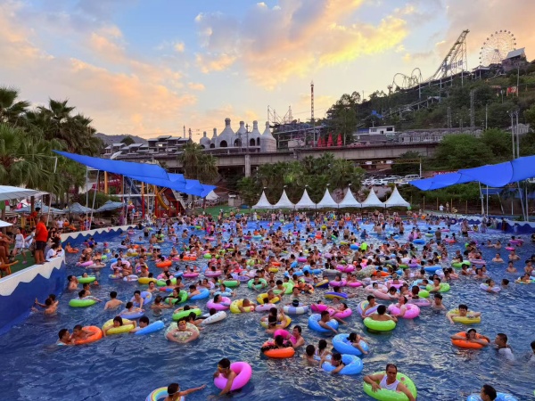 傍晚時(shí)分的水上樂園。景區(qū)供圖