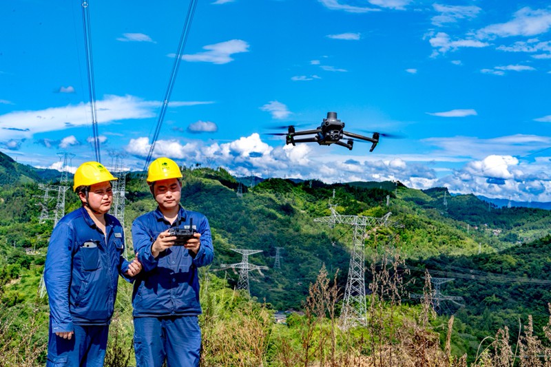 國網(wǎng)重慶超高壓公司輸電運(yùn)檢人員在±800千伏金塘線利用無人機(jī)開展紅外測溫工作。李濤攝