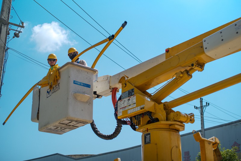 國網(wǎng)重慶市南供電公司員工在巴南區(qū)姜家鎮(zhèn)10千伏姜鎮(zhèn)線開展帶電作業(yè)。龔超攝