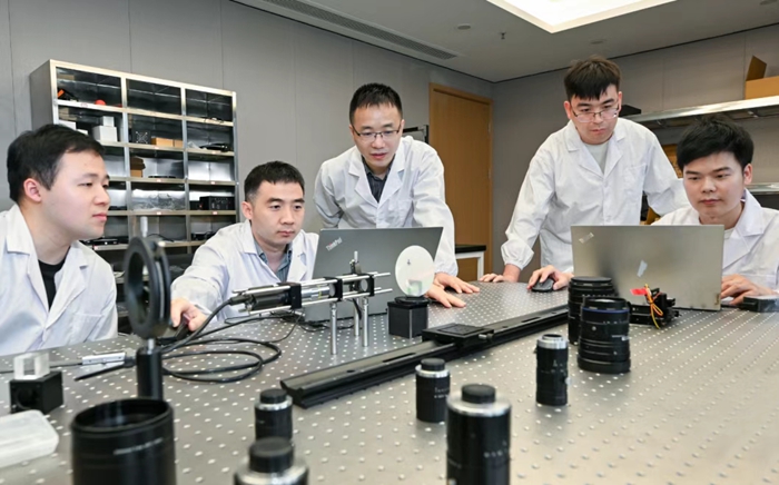 中科搖櫓船技術人員在進行晶元檢測測試。