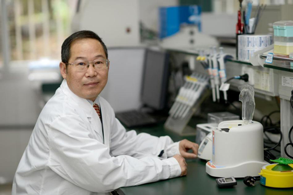 正在實(shí)驗(yàn)室工作的丁偉。受訪者供圖